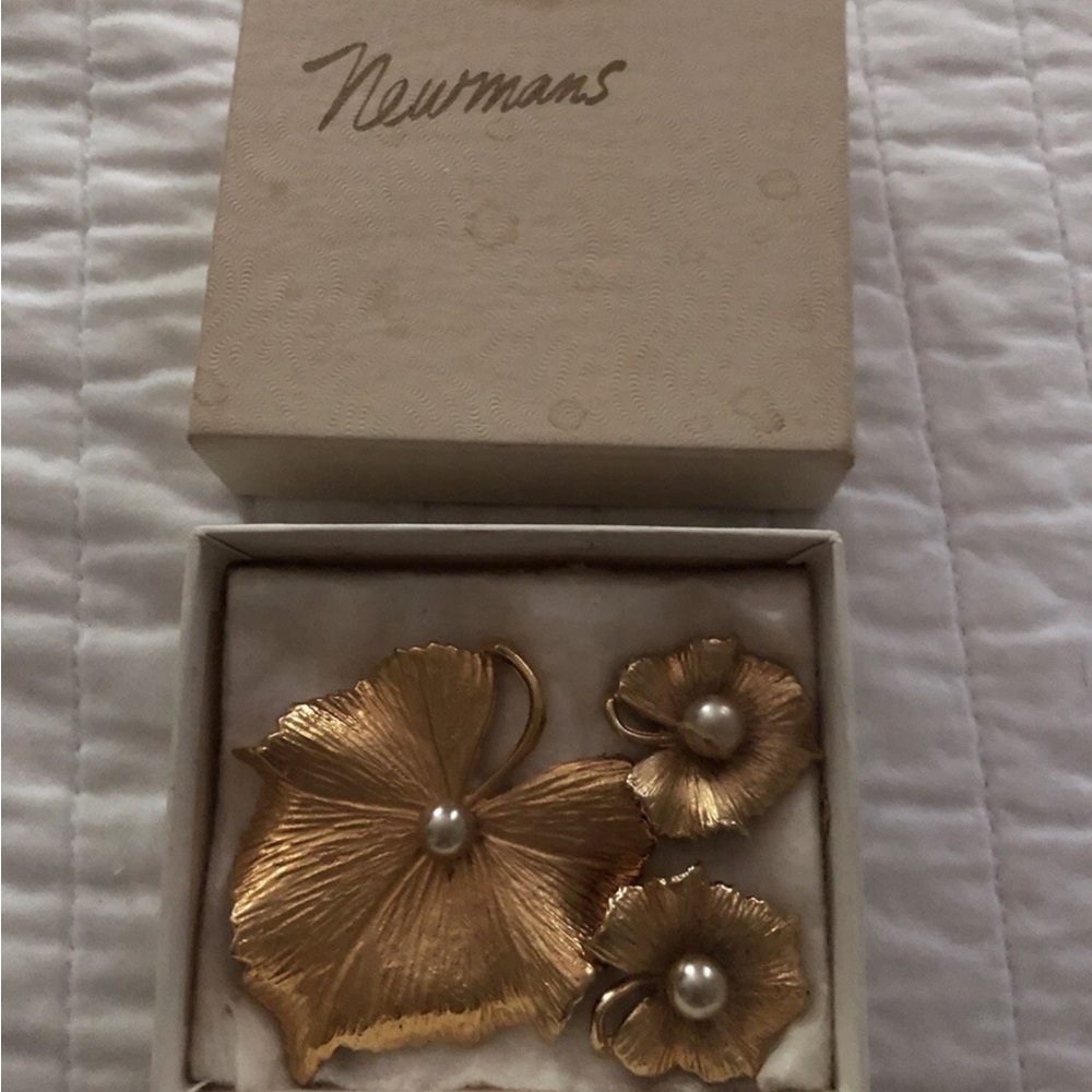 Gold Floral Brooch and Earrings with Pearl Centers Vintage 50’s Era
